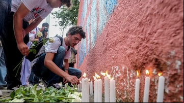 Alunos e familiares fazem vigília em frente ao portão da porta Escola Estadual Thomázia Montoro, na Vila Sônia, na zona oeste de São Paulo, onde ocorreu o ataque à faca feito por um adolescente, na manhã desta terça-feira, 28. O ataque, ocorrido na segunda-feira, 27, causou a morte da professora identificada como Elisabeth Tenreiro, de 71 anos. Outras quatro pessoas ficaram feridas. O agressor, um aluno de 13 anos, foi apreendido após ser imobilizado e desarmado por duas professoras. O estado decretou luto por três dias. Foto: Sebastião Moreira/EFE